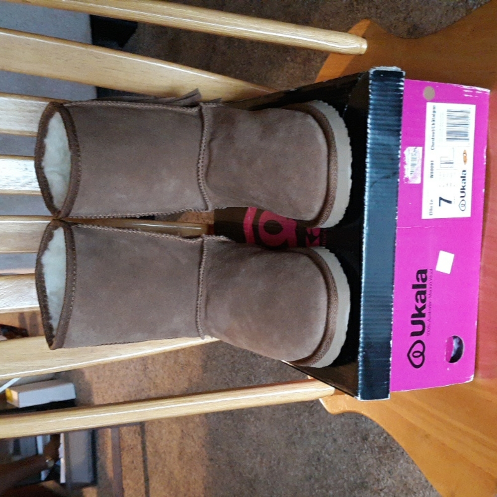 Short Ukala w/side fringe NWTB Brown Size 7 Boots